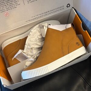 NEW in box Timberland Wheat Brown Leather Skyla Bay Boots with White Sole